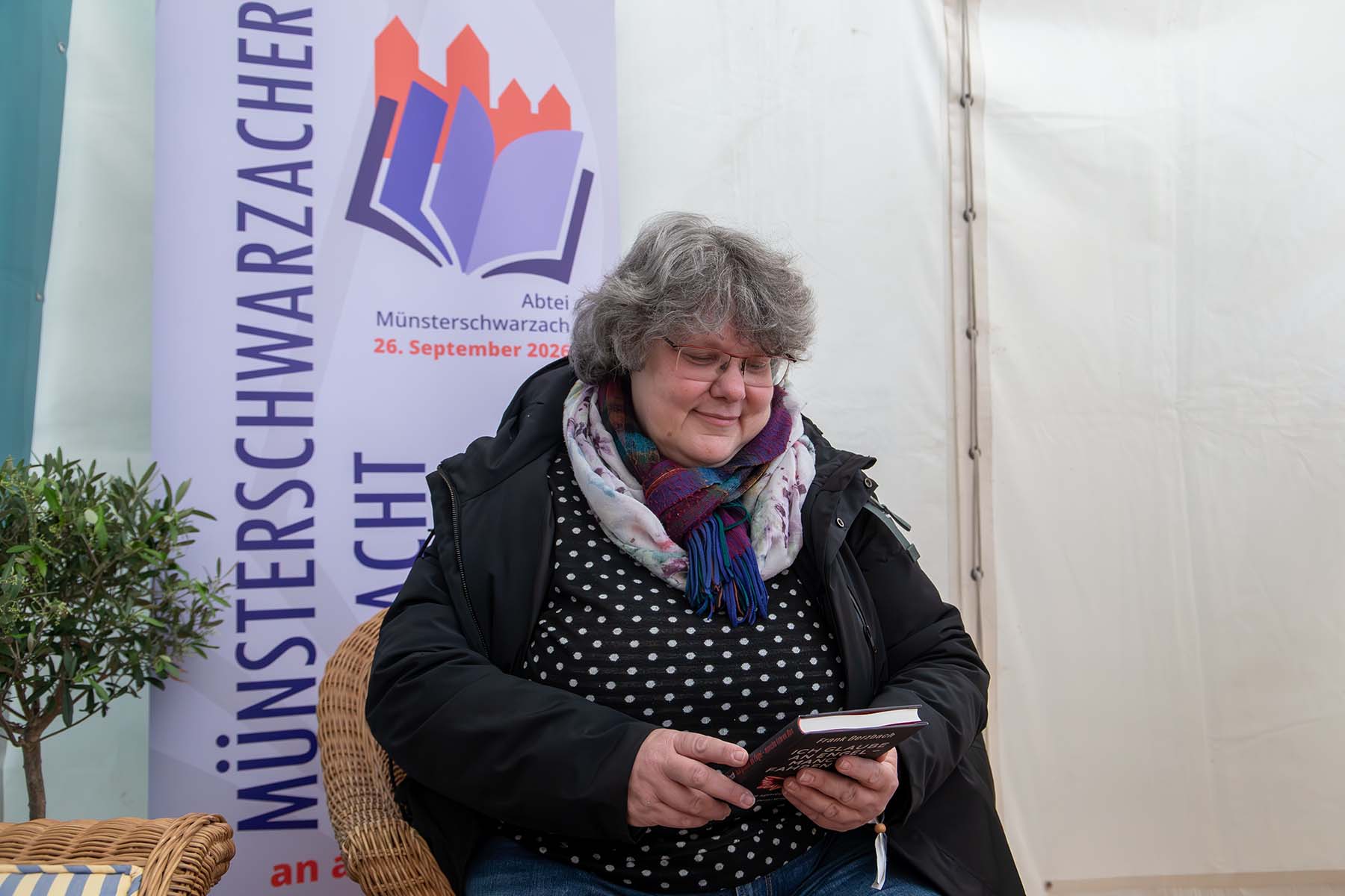 Frau mit Buch in der Hand
