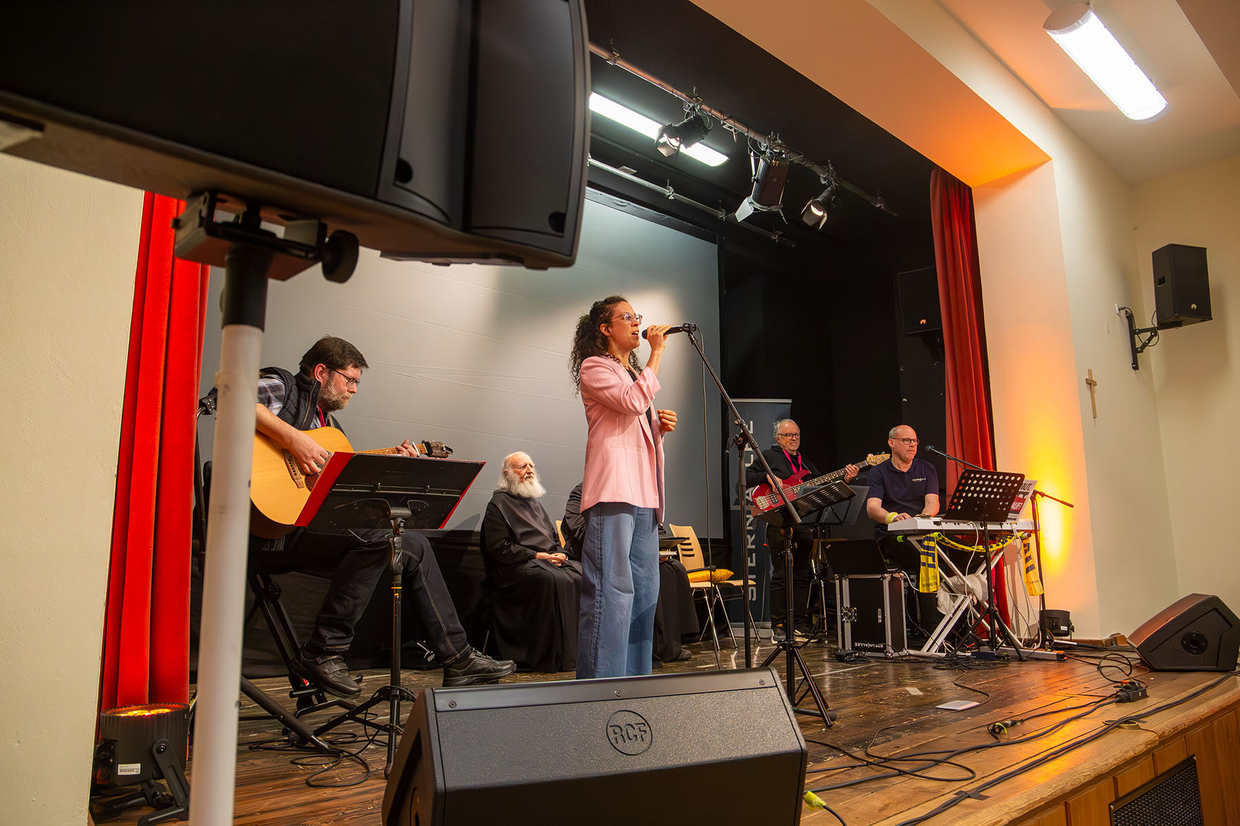 Band mit Frontfrau auf Bühne