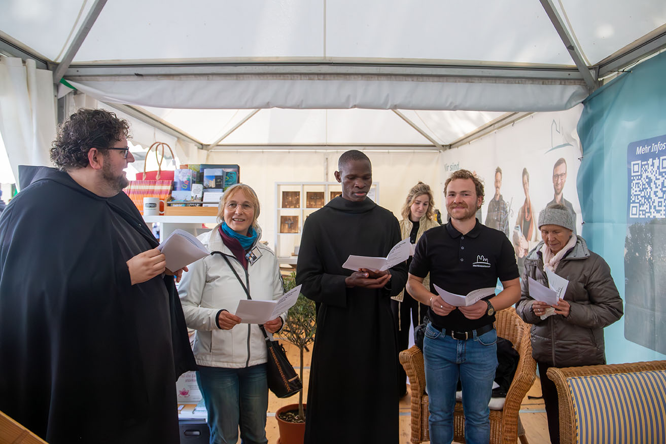 Gruppe von Männern und Frauen beim Gebet
