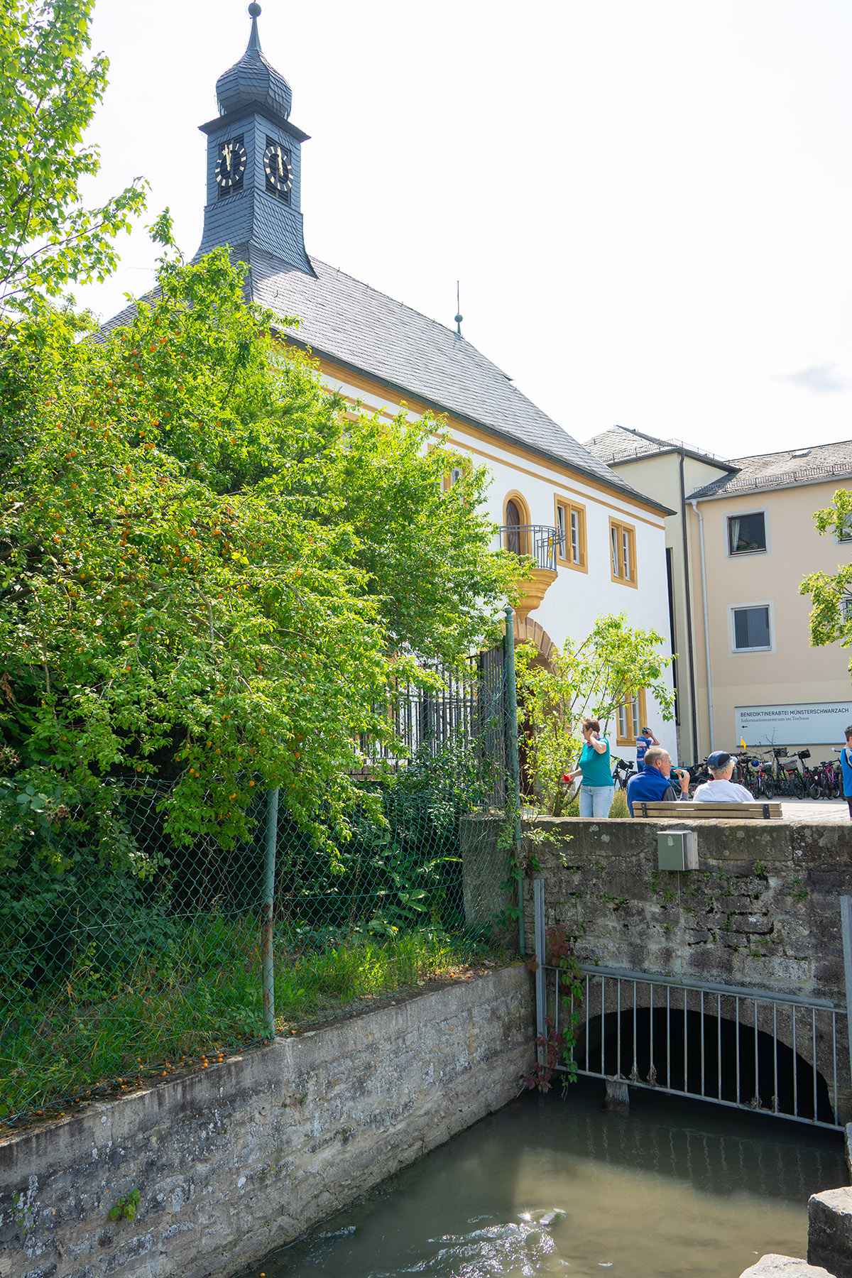 Bach fließt unter einer Brücke