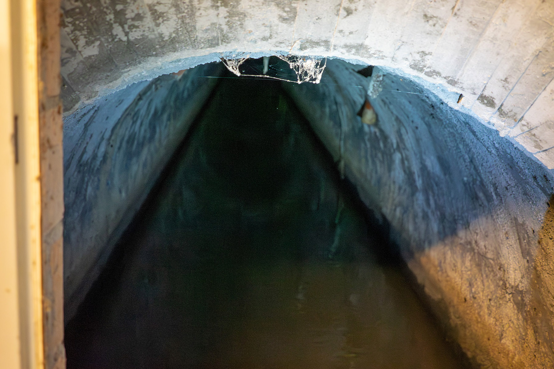 Betontunnel, in dem der Bach fließt