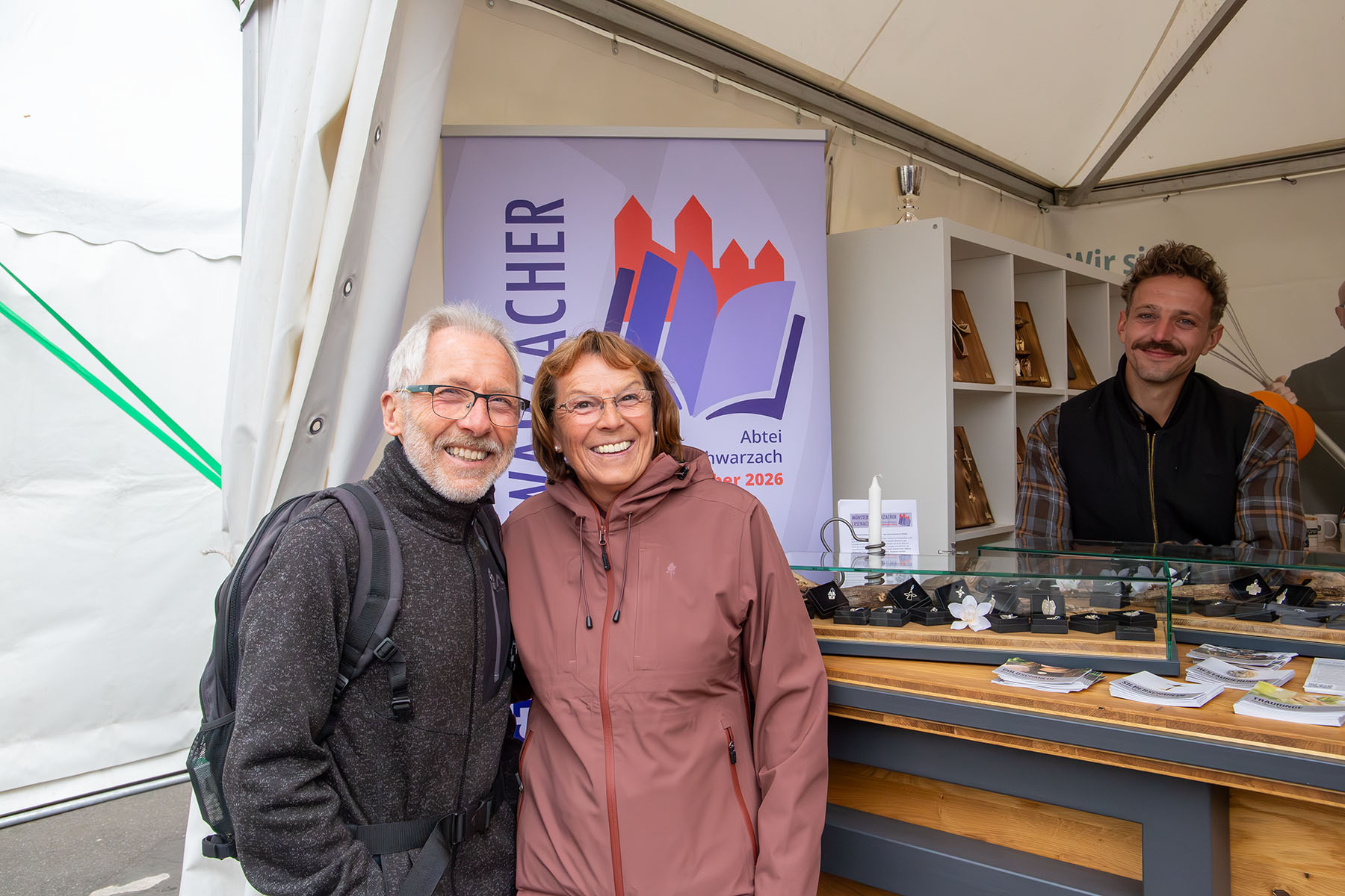 Mann und Frau vor einem Roll-up am Stand
