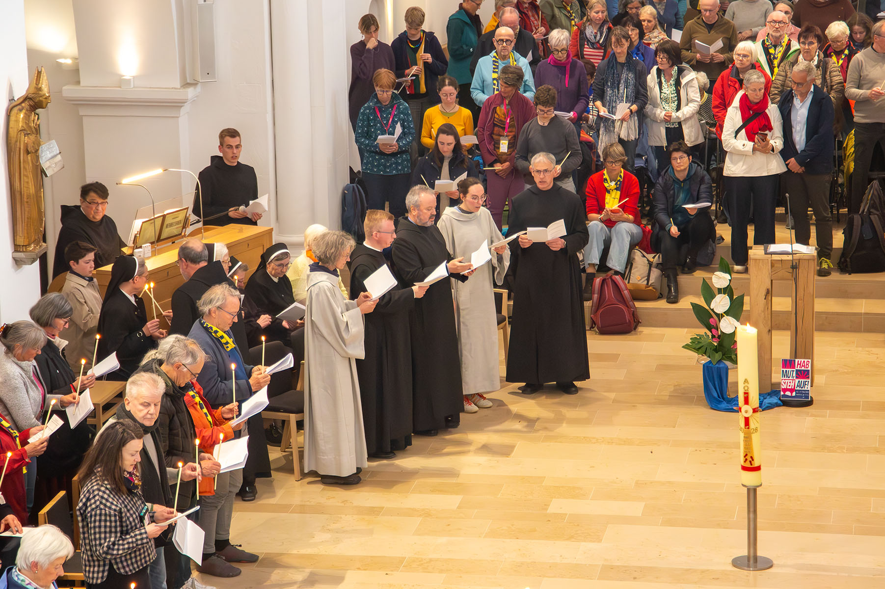 Gruppe von Mönchen und Schwestern im Habit beim Gesang im Gottesdienst