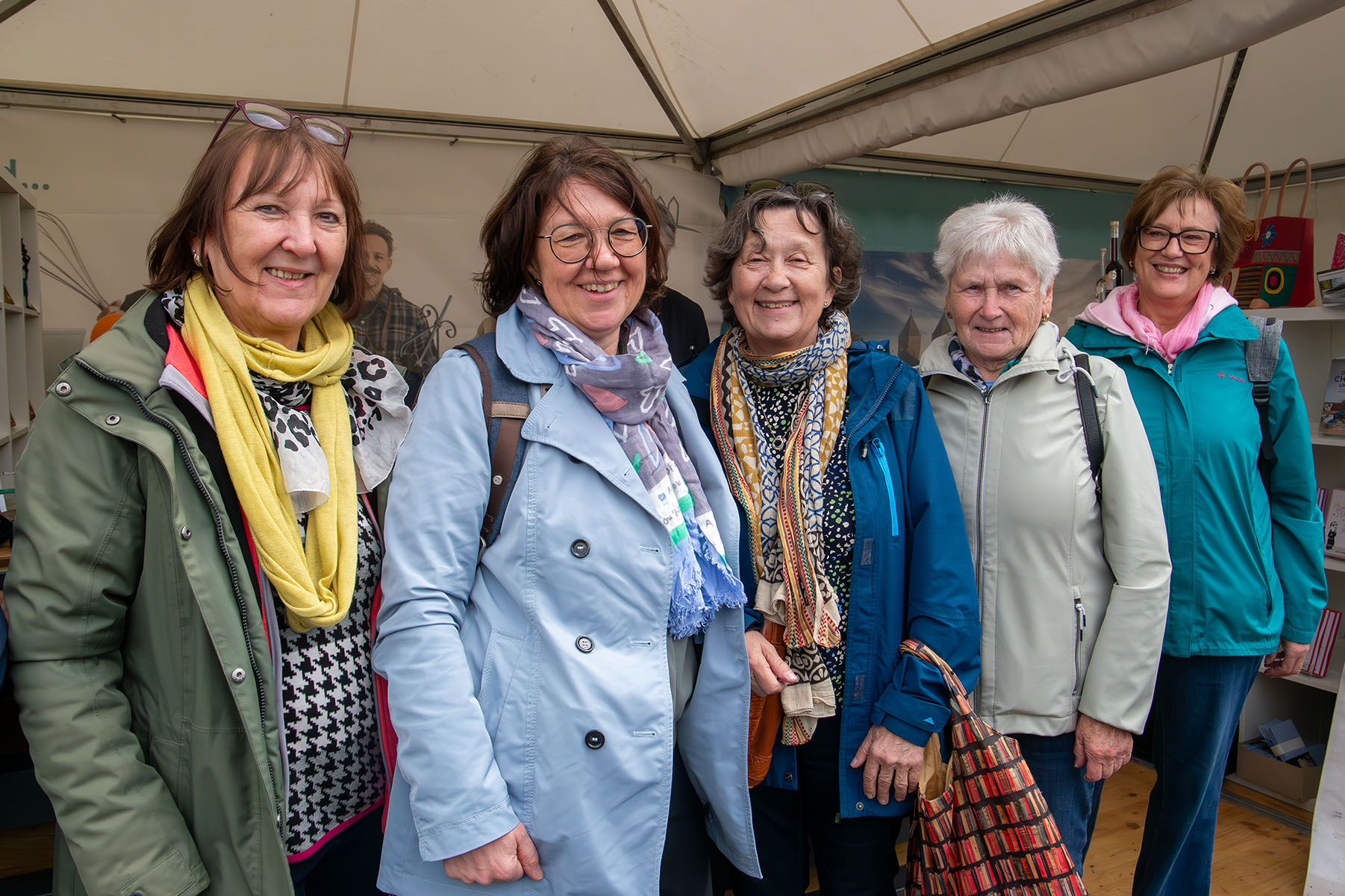 Fünf Frauen im besten Alter am Stand