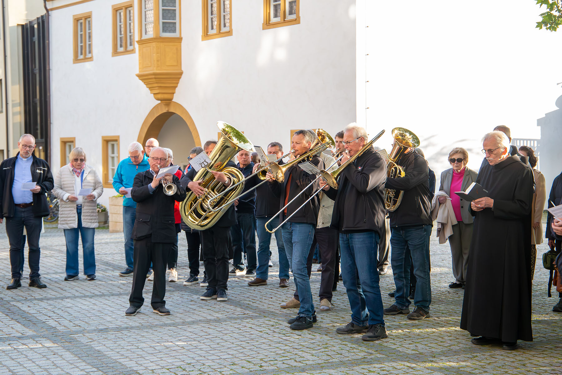 Männer mit Blasmusikinstrumenten