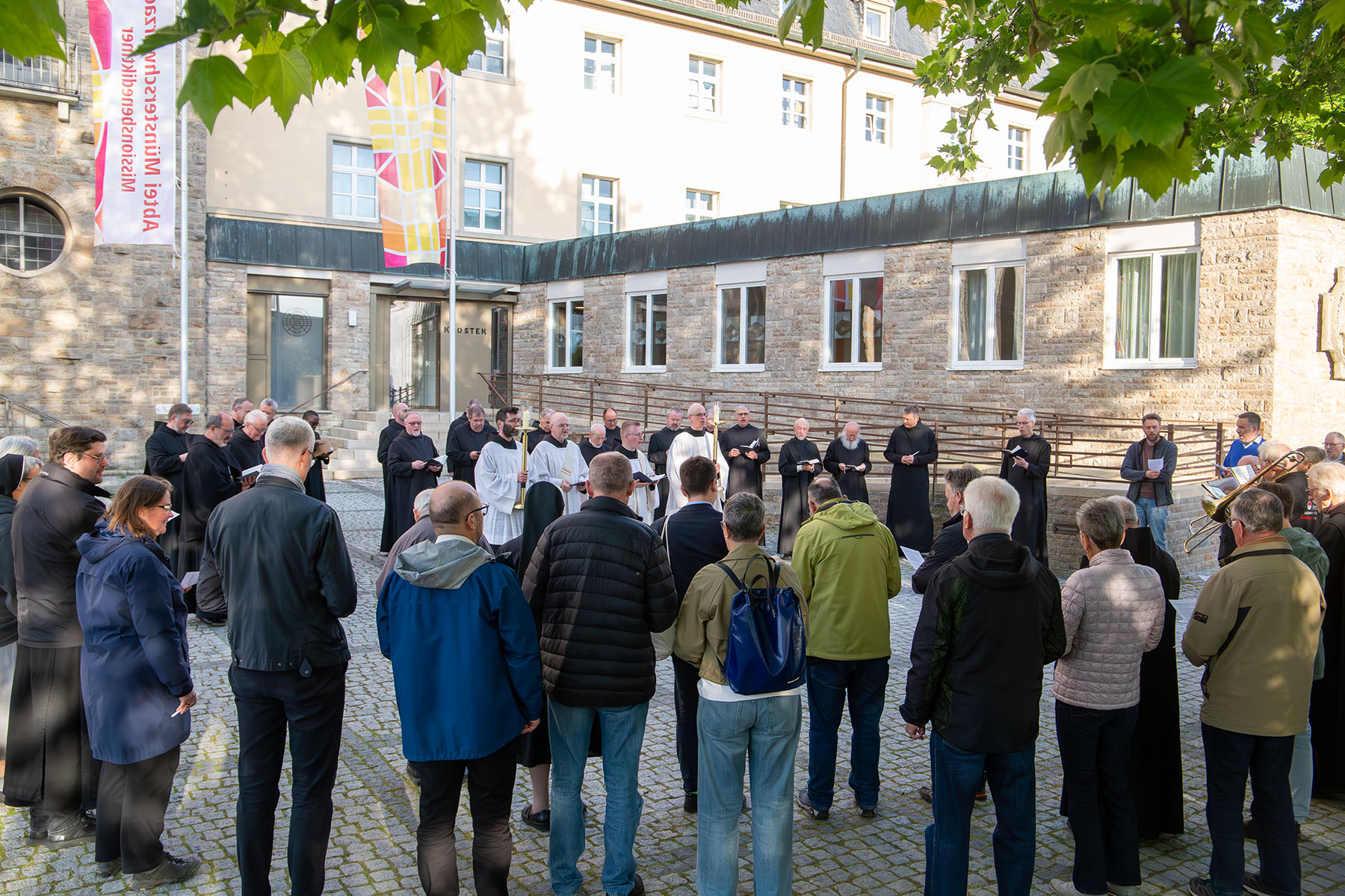 Viele Menschen auf dem Kirchplatz