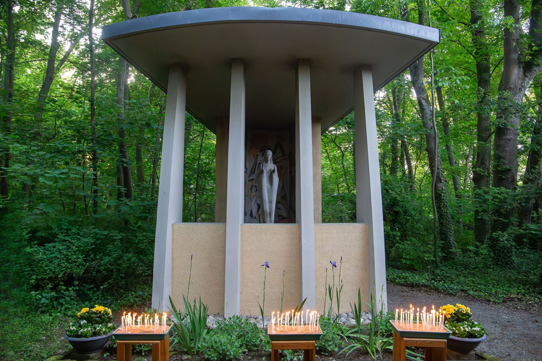 Blick auf Marienkapelle mit brennenden Kästen davor