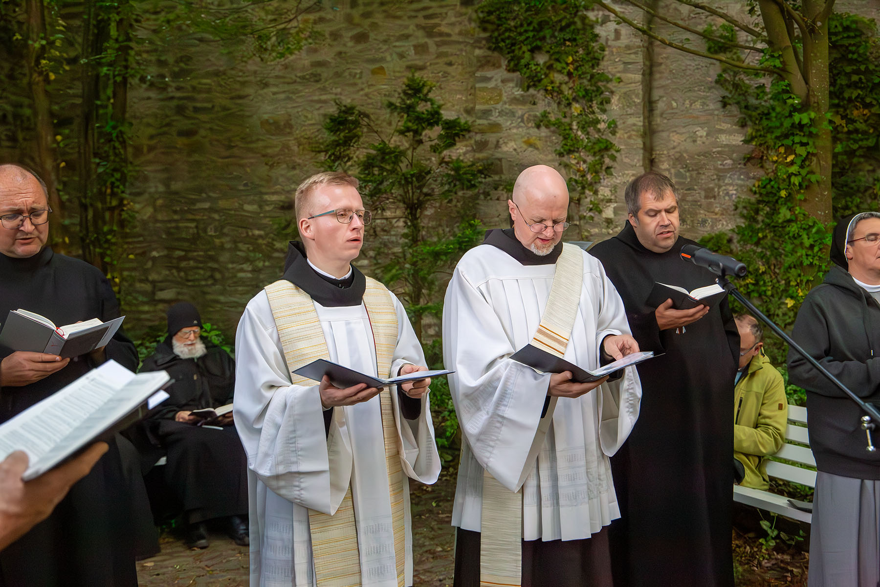 Zwei Männer in weißen Gewändern beim Gottesdienst
