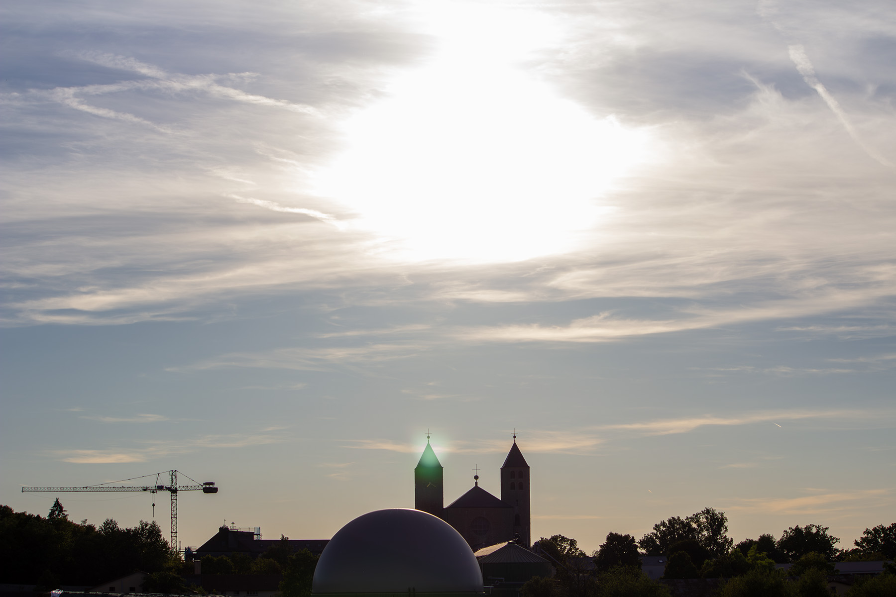Heller Fleck am Himmel über der Silhouette der Abtei