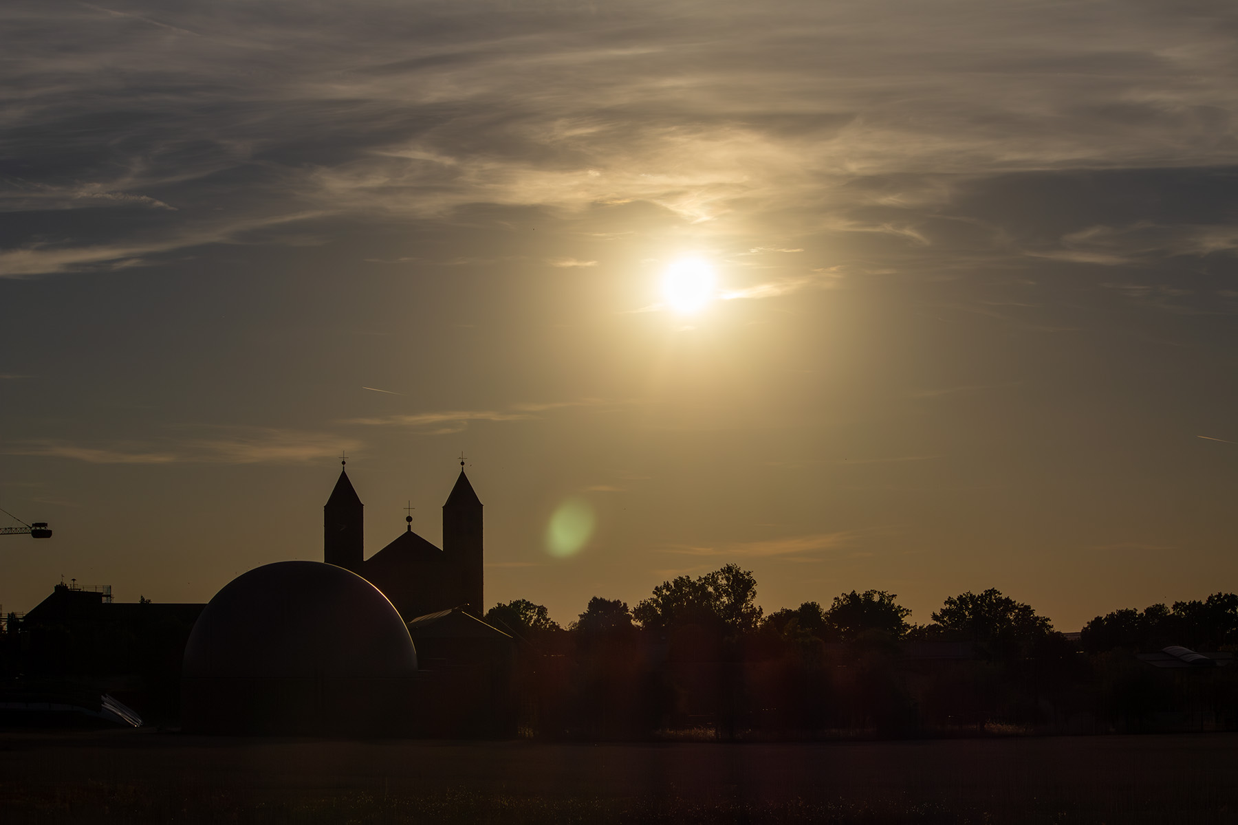 Umrisse der Abteikirche, darüber die Sonne