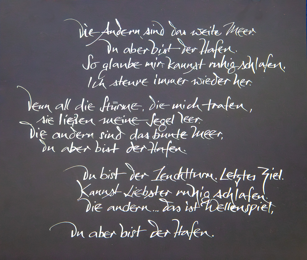 Schön geschriebener Text auf einem schwarzen Papier