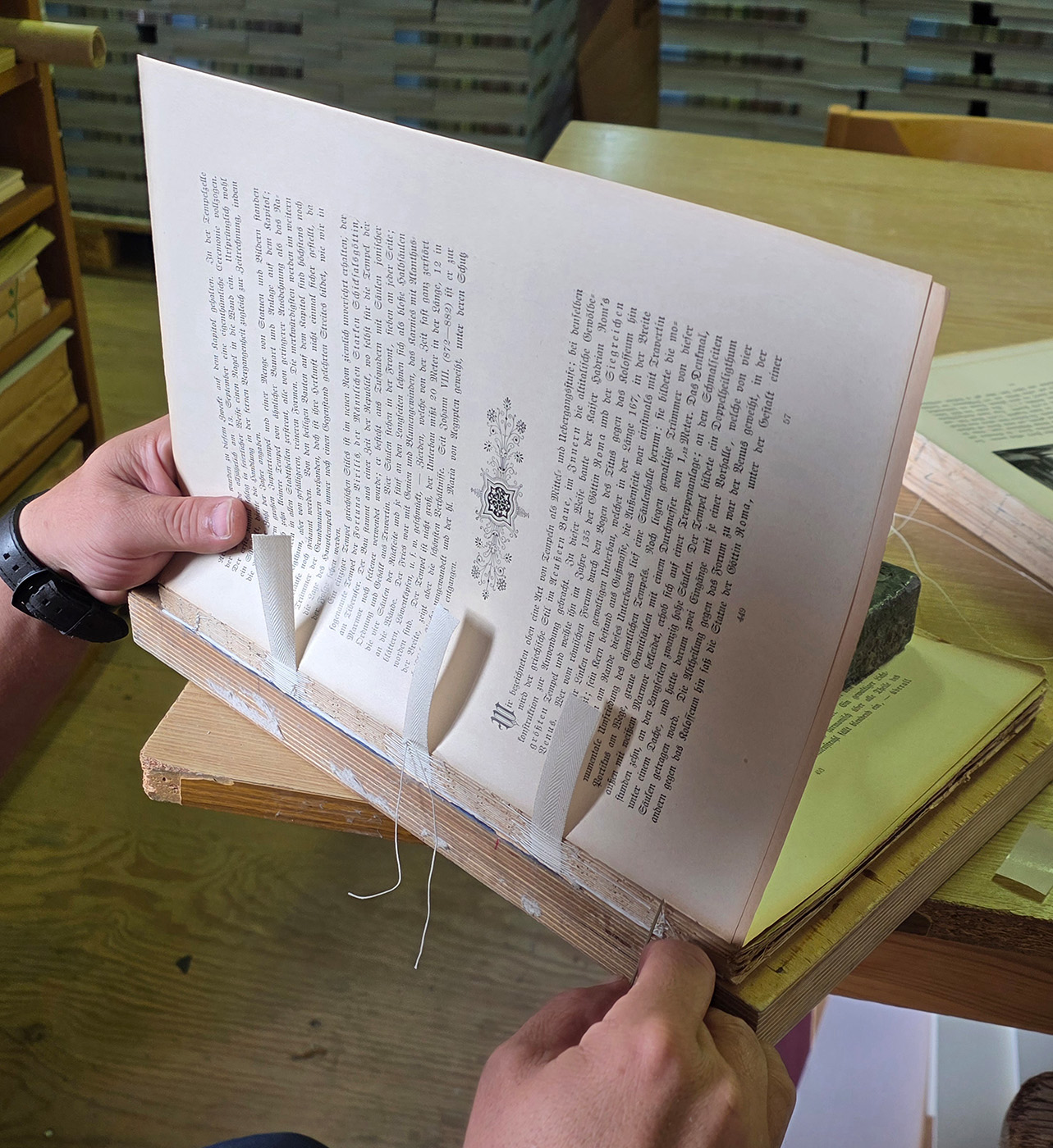 Blick auf einen Buchblock