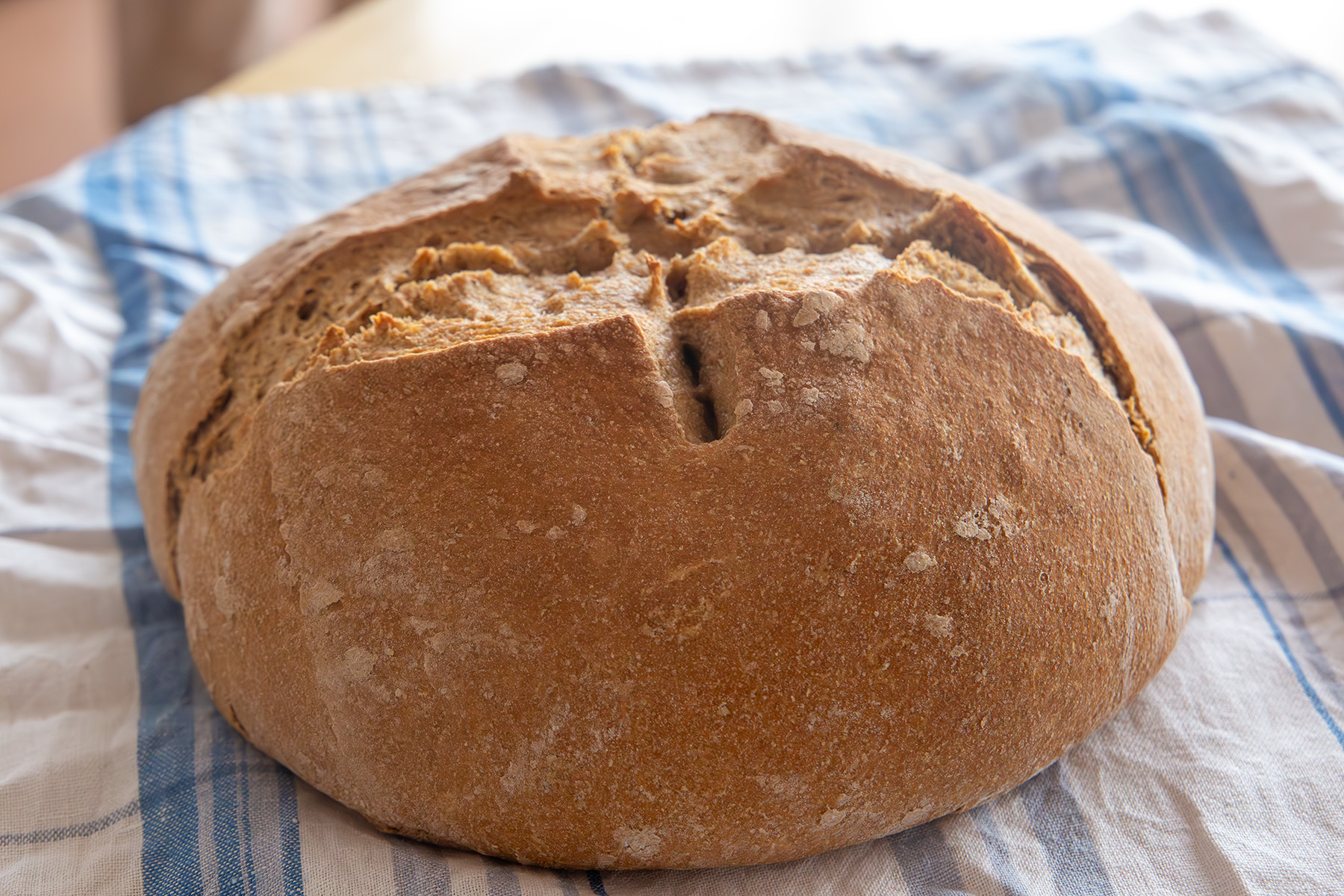 Laib Brot auf einem Tuch