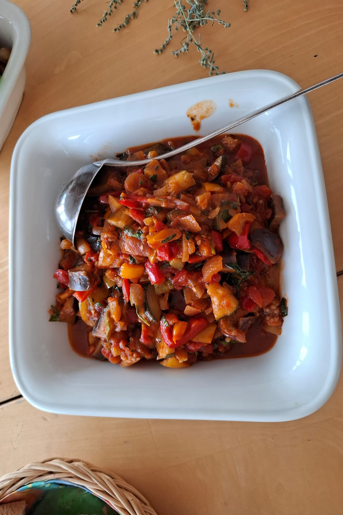 Schüssel mit Ratatouille und einer Schöpfkelle
