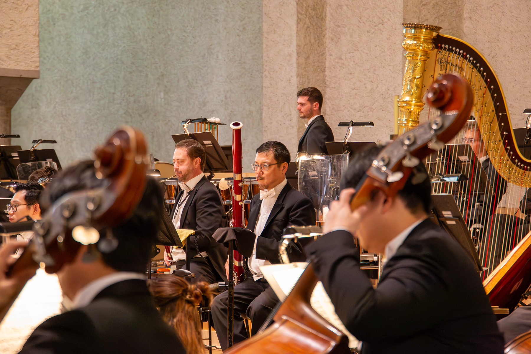 Fokus auf einem Musiker, der die Oboe spielt
