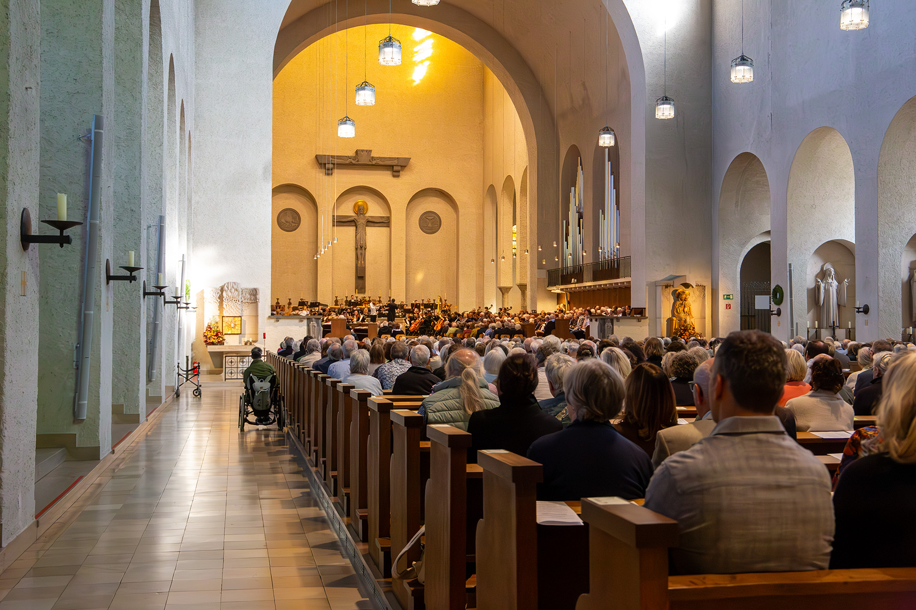 Blick von hinten über die vollbesetzten Kirchenbänke