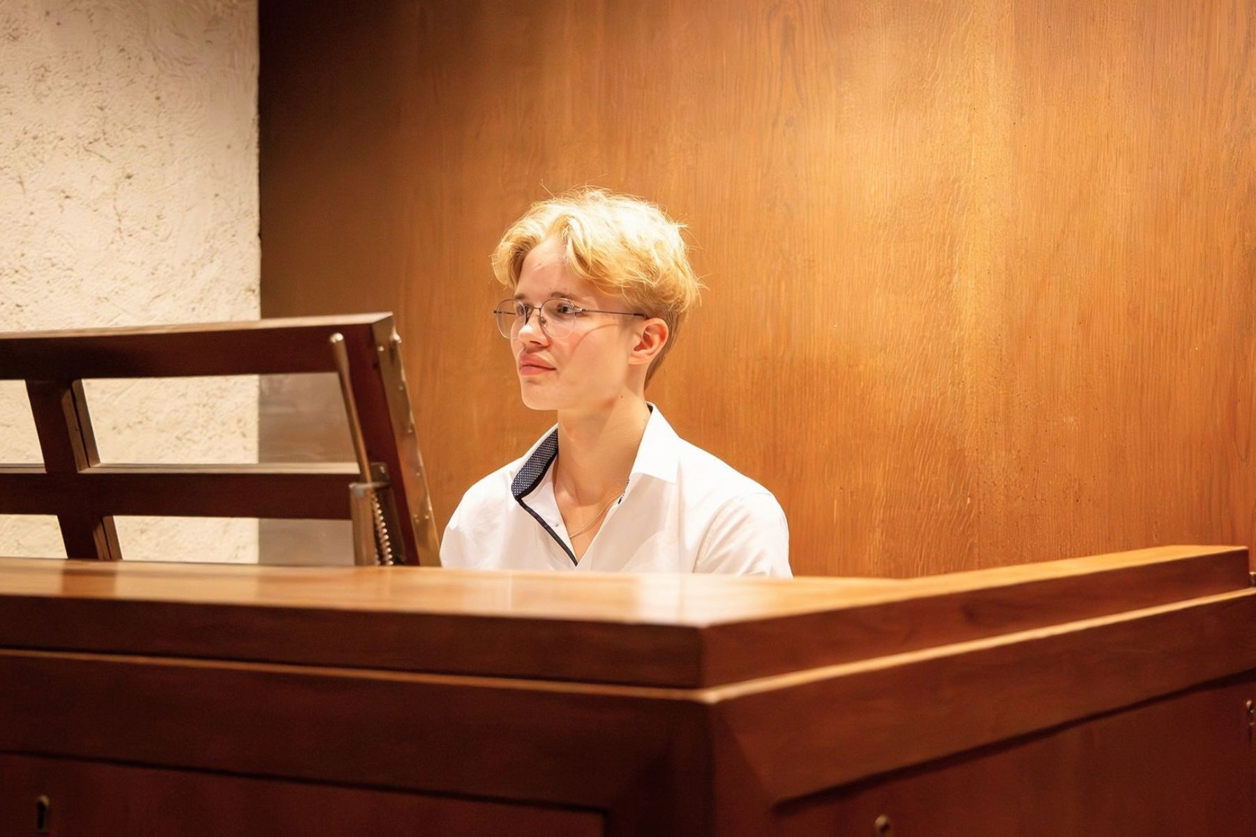 Junger Mann an der Orgel