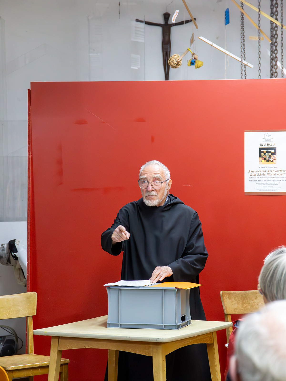 Mönch vor einer roten Wand