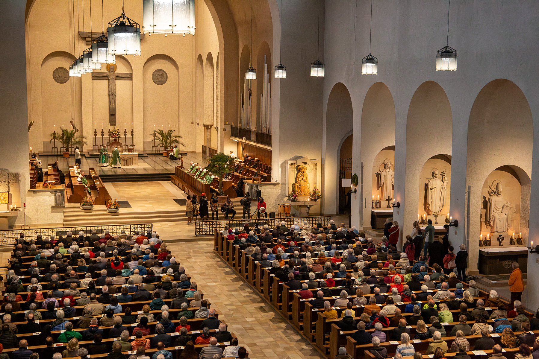 Blick von oben auf die voll besetzte Kirche