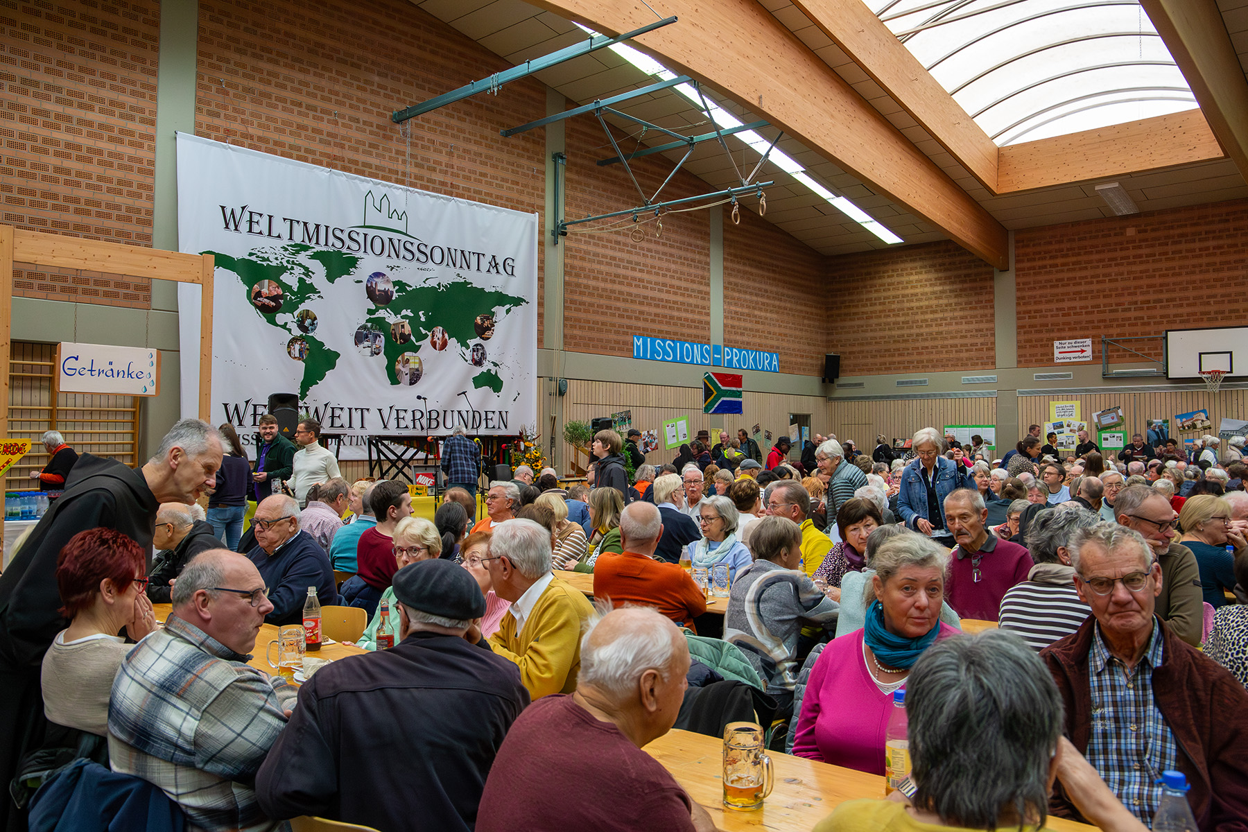 Halle voller Menschen