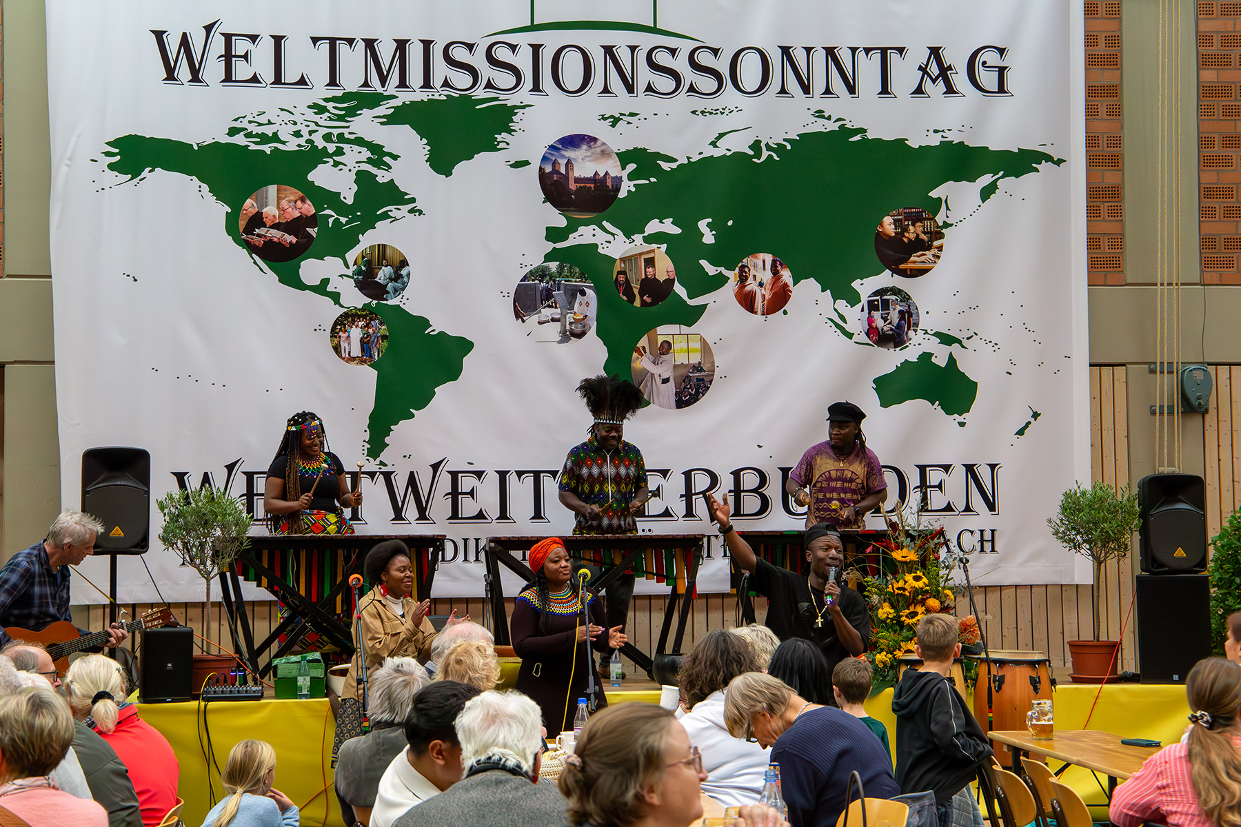 Musikgruppe steht auf Bühne und spielt