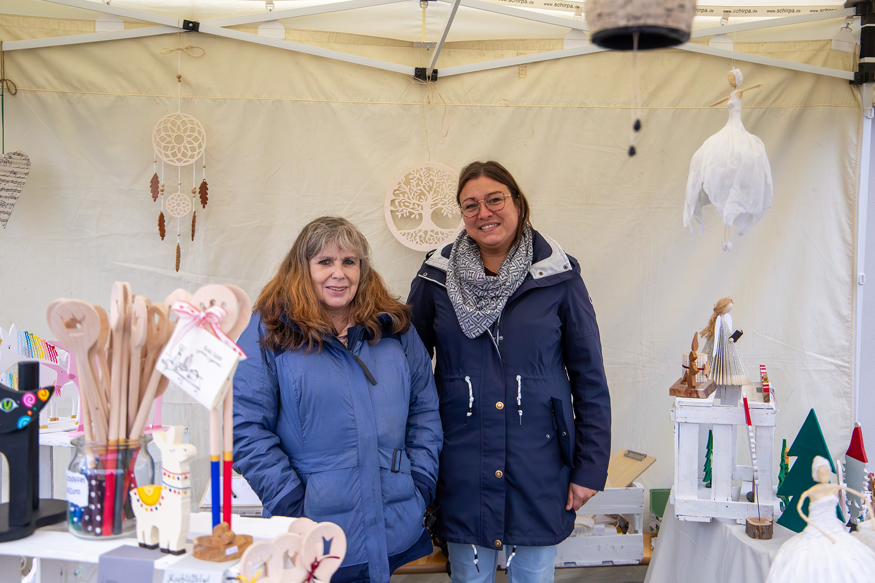 Zwei Frauen an einem Stand mit Bastelarbeiten
