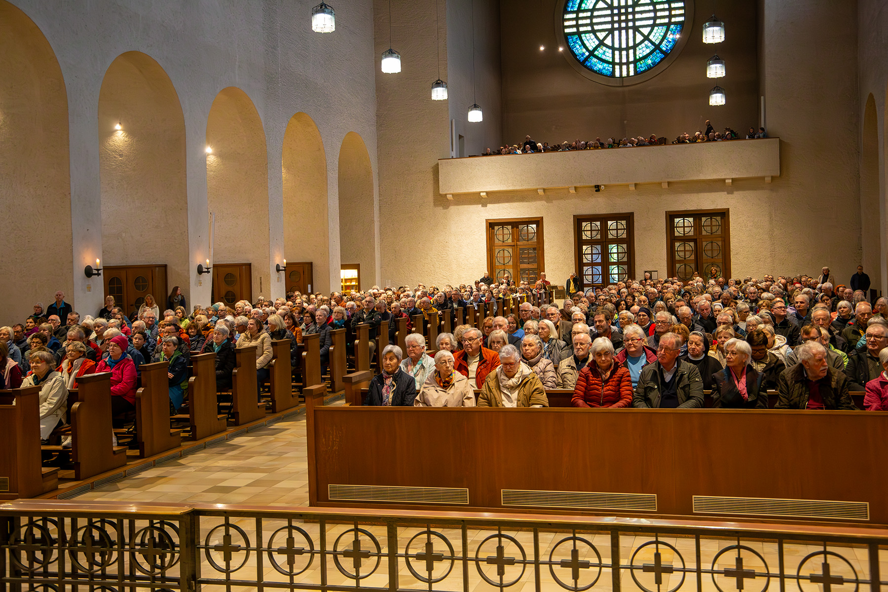 Blick ins voll besetzte Kirchenschiff