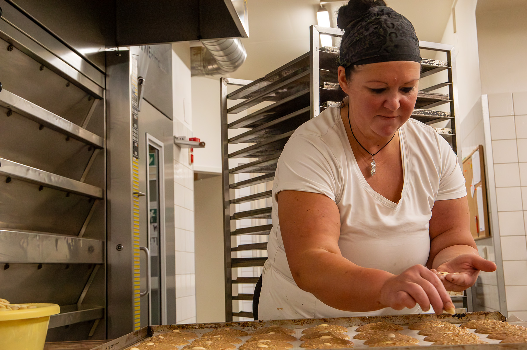 Frau legt Mandel auf Lebkuchen
