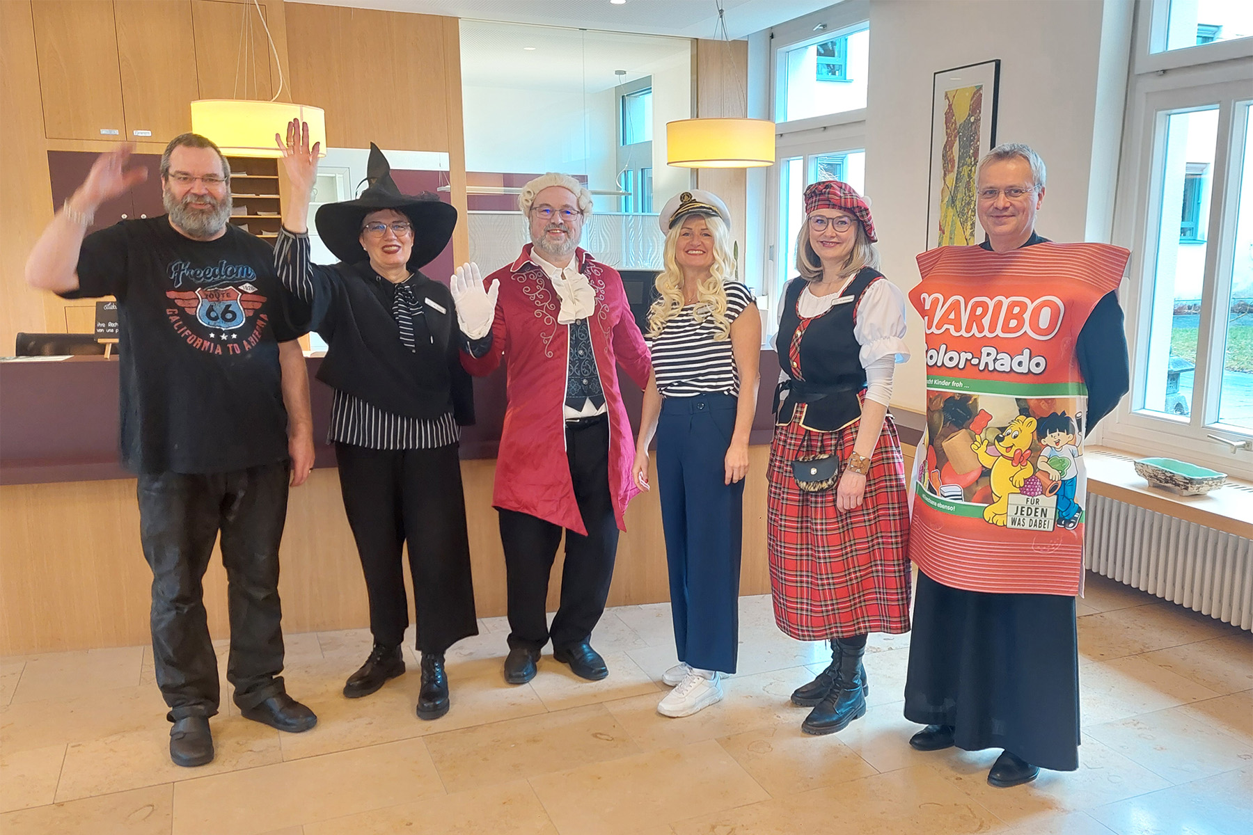 Mitarbeiter des Gästehauses in Kostümen