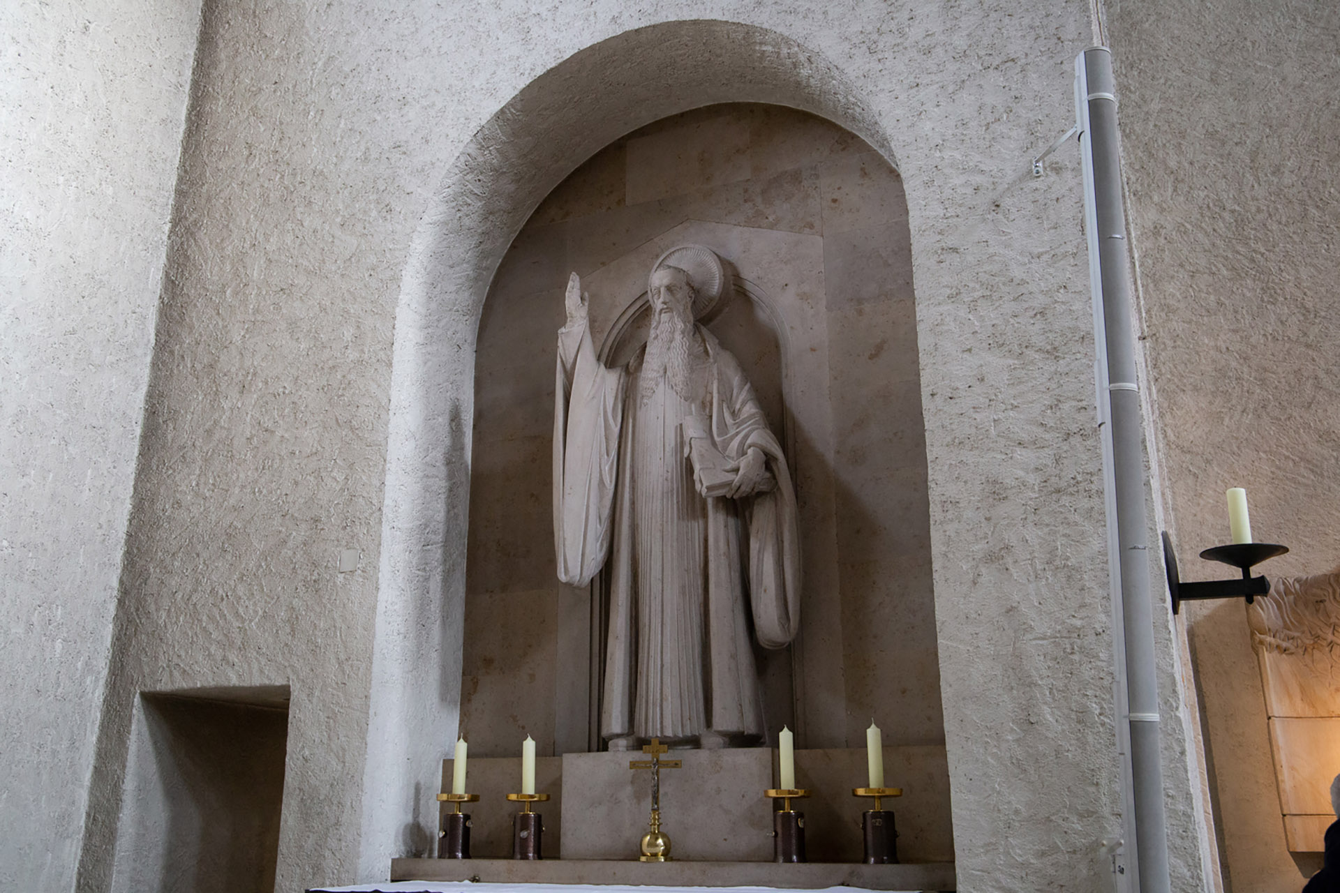 Altar mit Figur des heiligen Benedikts