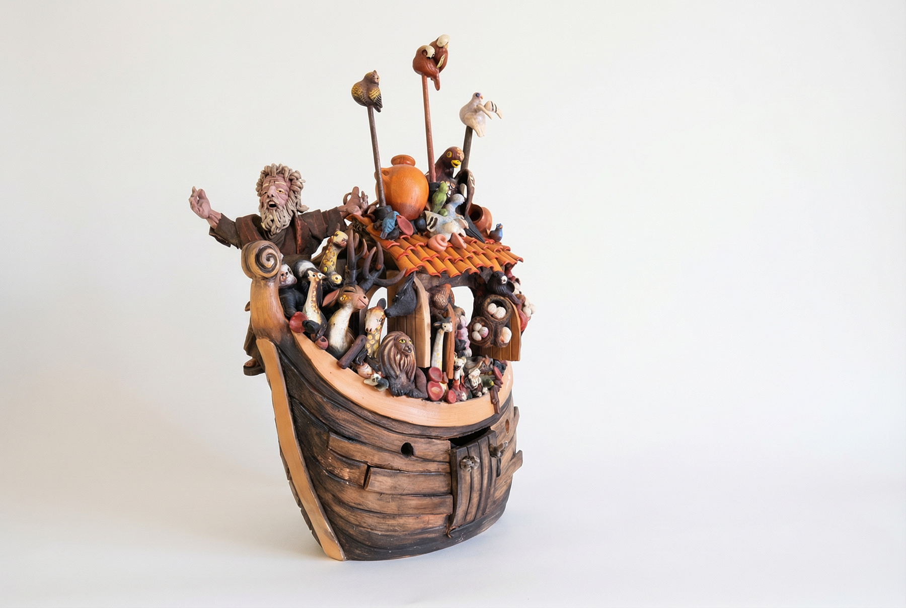 Holzschiff mit Tieren und einem Mann als Nachbildung der Arche Noah