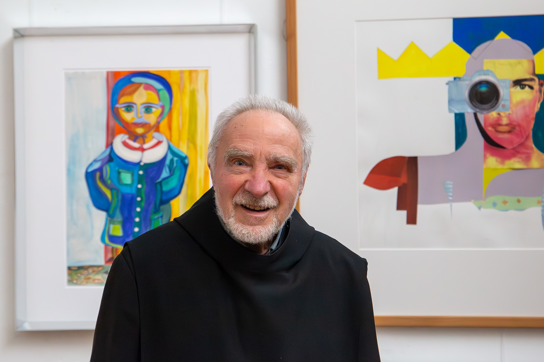 Mönch vor zwei bunten Bildern