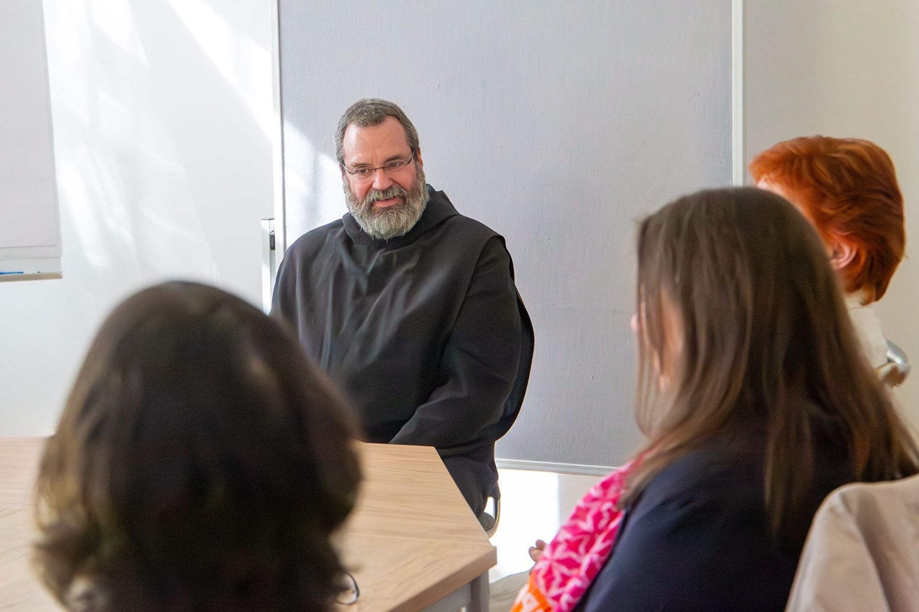 Mönch in Gesprächssituation