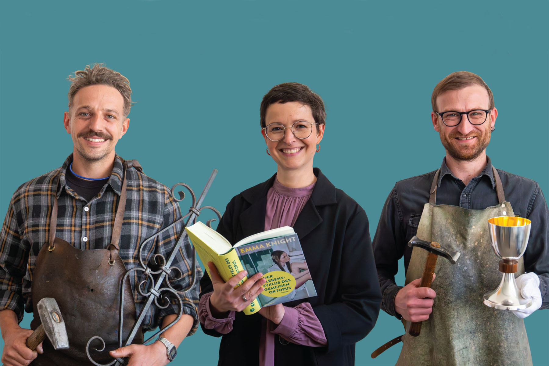 Zwei Männer und eine Frau mit Arbeitsutensilien vor einem grünen Hintergrund