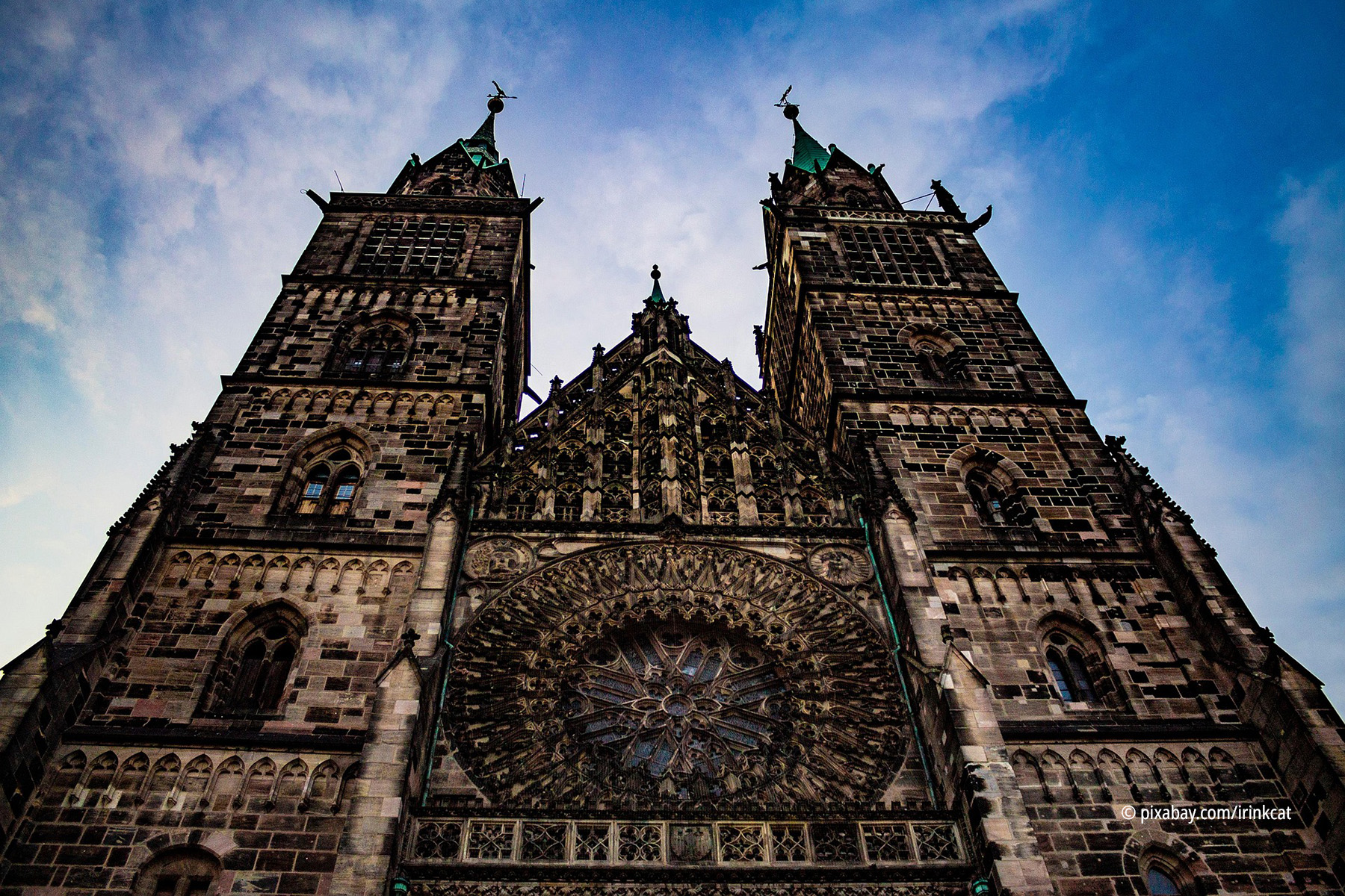 Blick von unten auf die Türme und das Hauptgebäude der Kirche St. Lorenz in Nürnberg