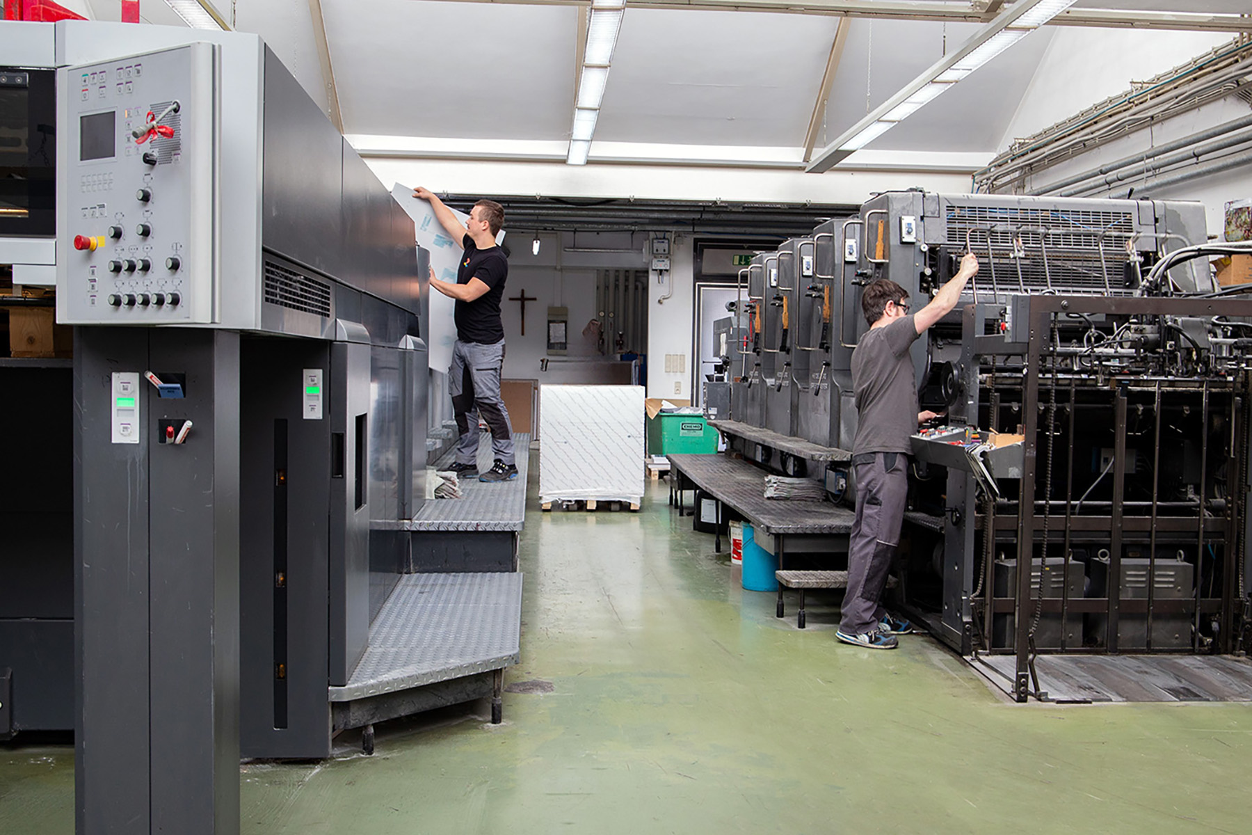 Mitarbeiter an den Druckmaschinen der Klosterdruckerei