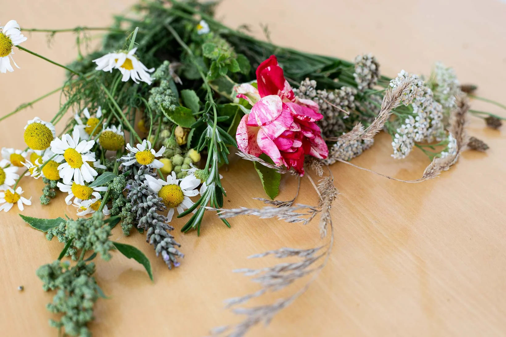 Strauß mit getrockneten Blumen liegt auf einen braunen Tisch