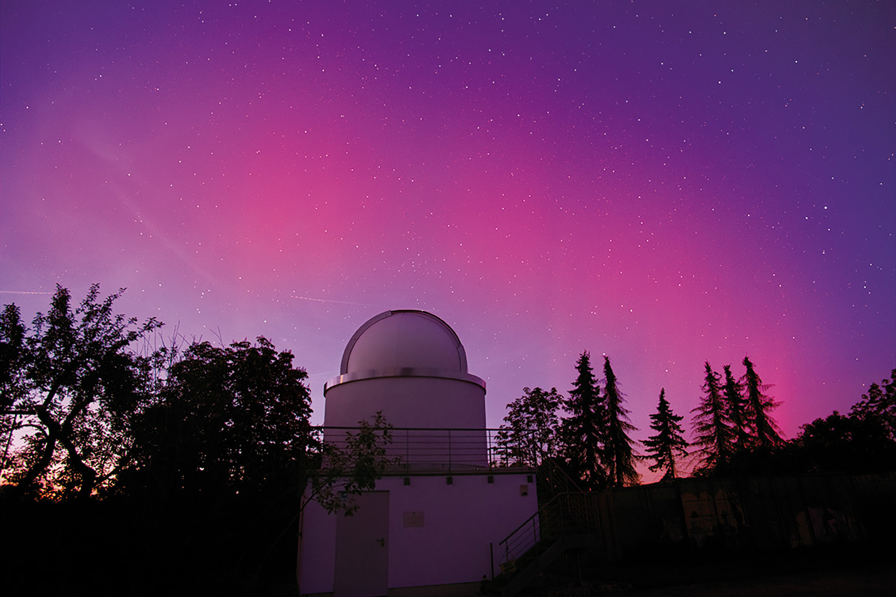 Rötlicher Lichtstreifen des Polarlichts über der Klostersternwarte