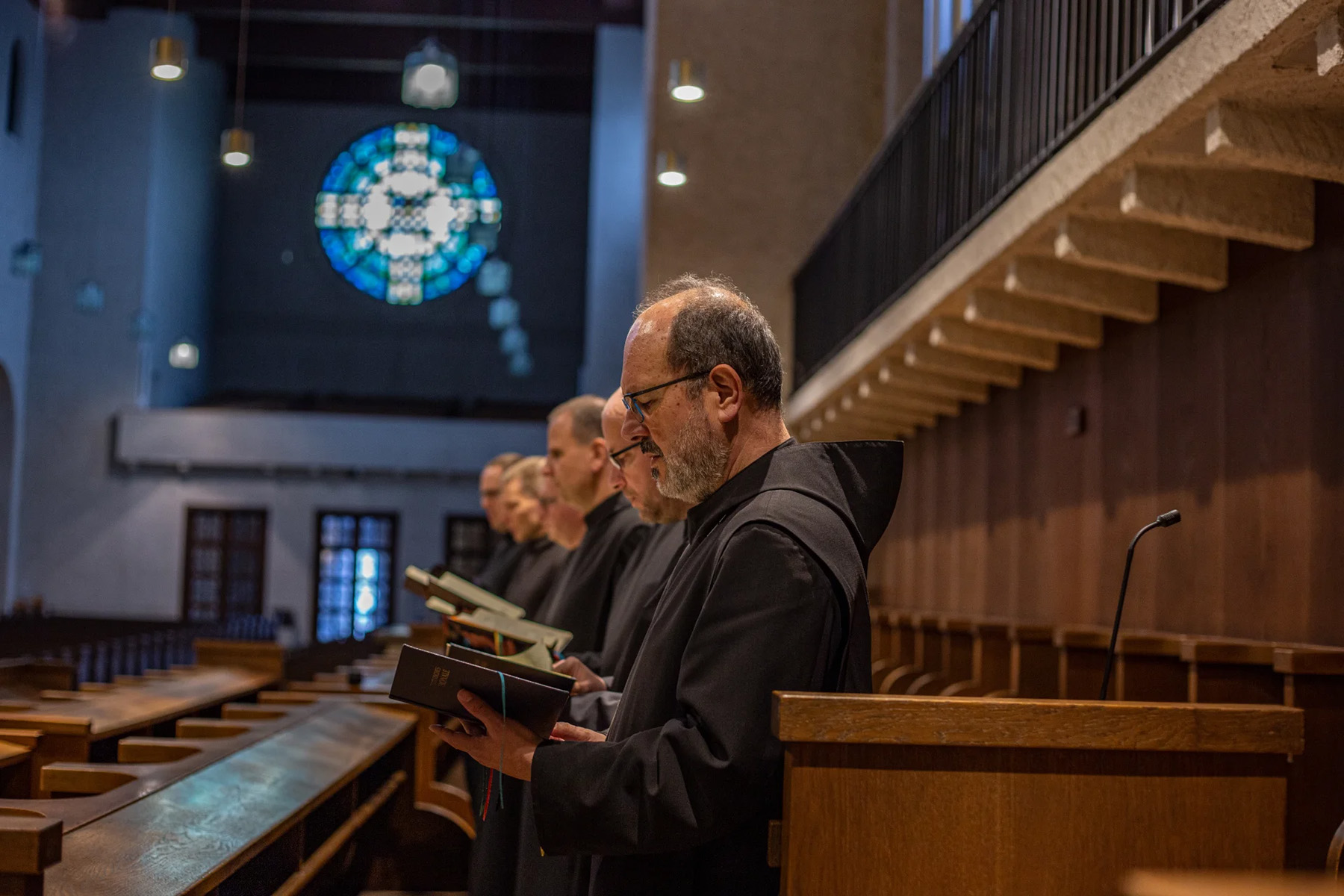Mönche beim Stundengebet in der Kirche