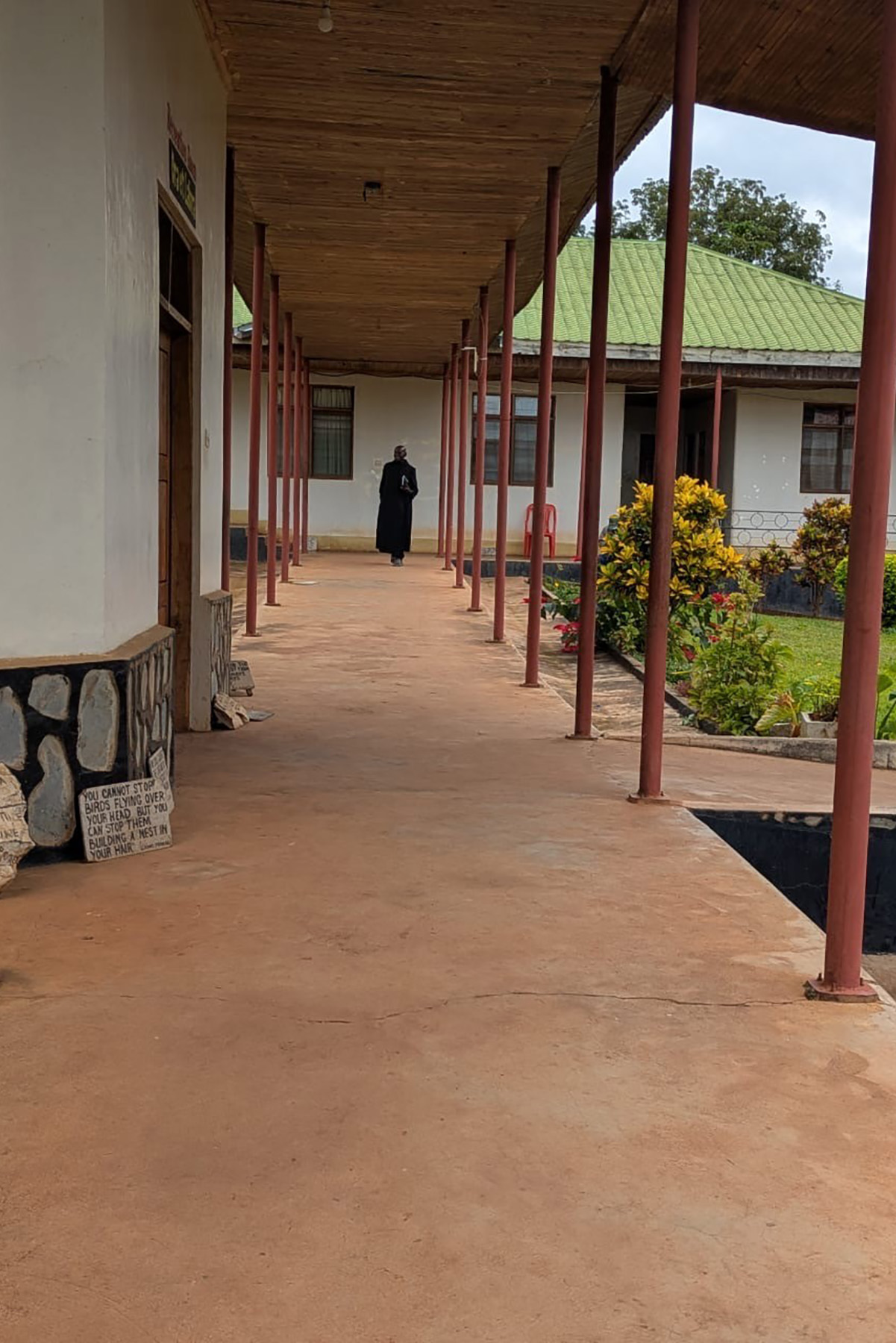 Mönch läuft zwischen den Klostergebäuden