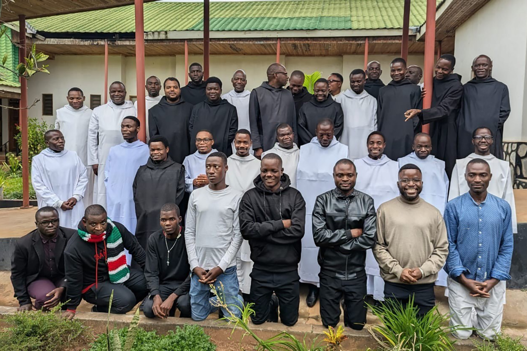 Gruppenfoto mit vielen Männern aus dem Kloster Katibunga