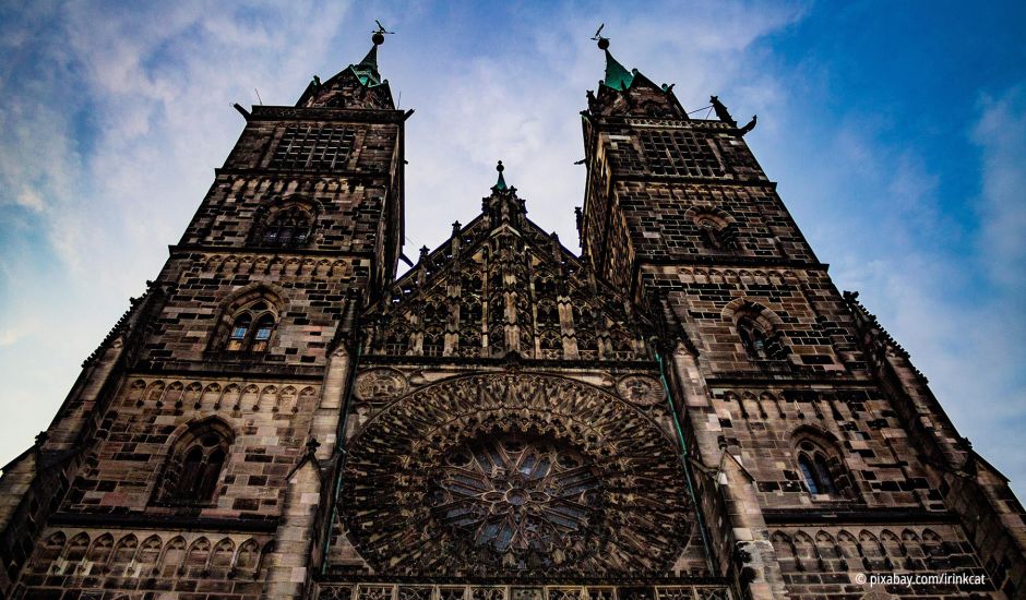 Blick von unten auf die beiden Türme und das Hauptgebäude von der Kirche St. Lorenz in Nürnberg