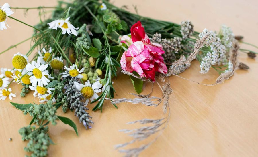 Strauß mit getrockneten Blumen liegt auf einen braunen Tisch