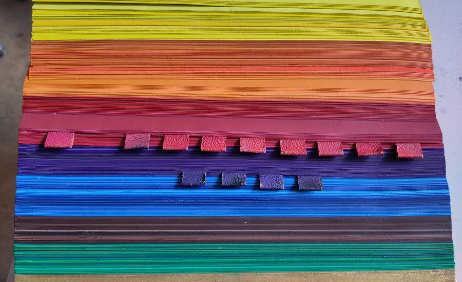 Altes Buch, in dem eine bunte Farbwolke abgebildet ist