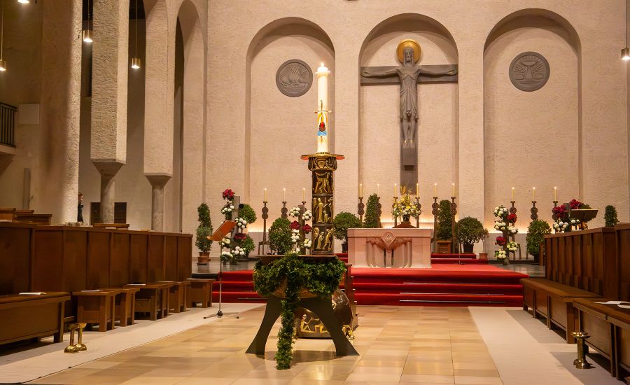 Osterkerze im Altarraum der Kirche