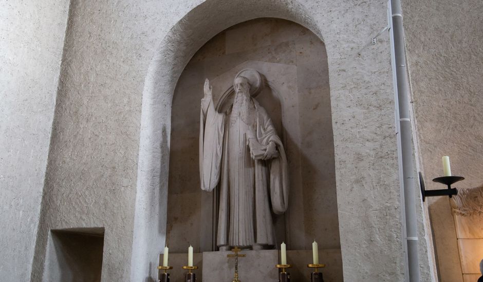 Altar mit Figur des heiligen Benedikts