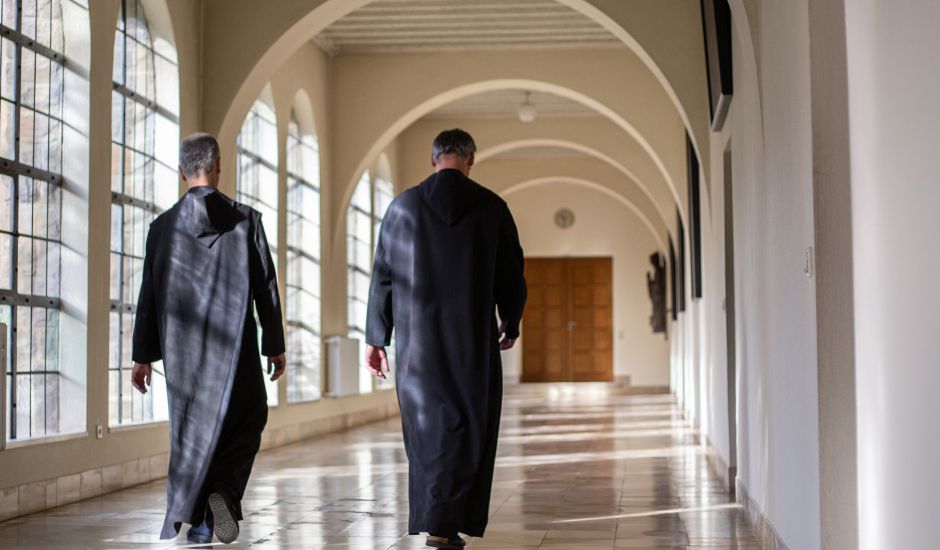 Zwei Mönche im Kreuzgang der Abtei Münsterschwarzach