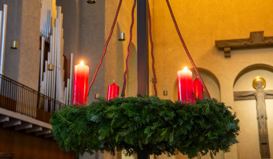 Adventskranz, bei dem zwei Kerzen angezündet sind.