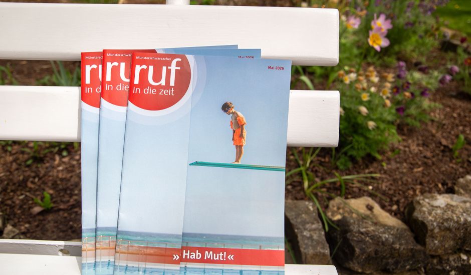 Mehrere Mai-Ausgaben des Magazins auf einer Parkbank
