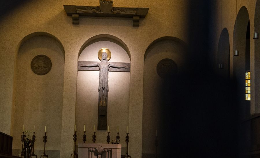Kreuz mit Jesus in der Abteikirche Münsterschwarzach